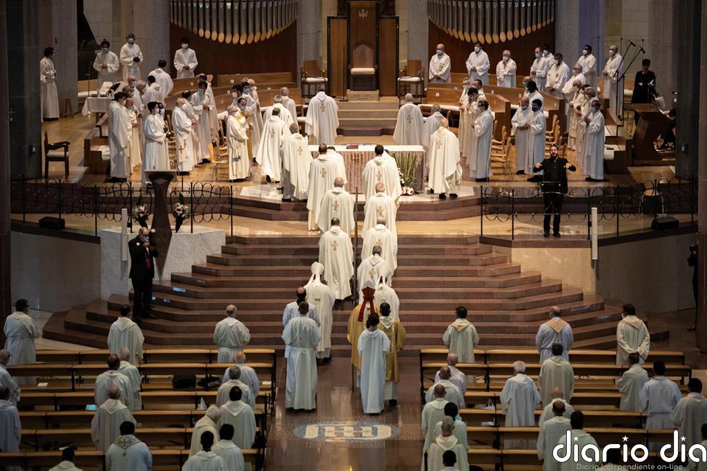 Cardenales ponen su "birrete" a disposición de las mujeres y apuestan por darles "más responsabilidad" en la Iglesia