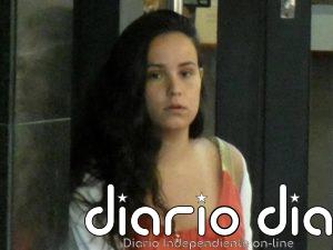 Carolina Monje, cabizbaja, guarda silencio el día del cumpleaños de Alex Lequio