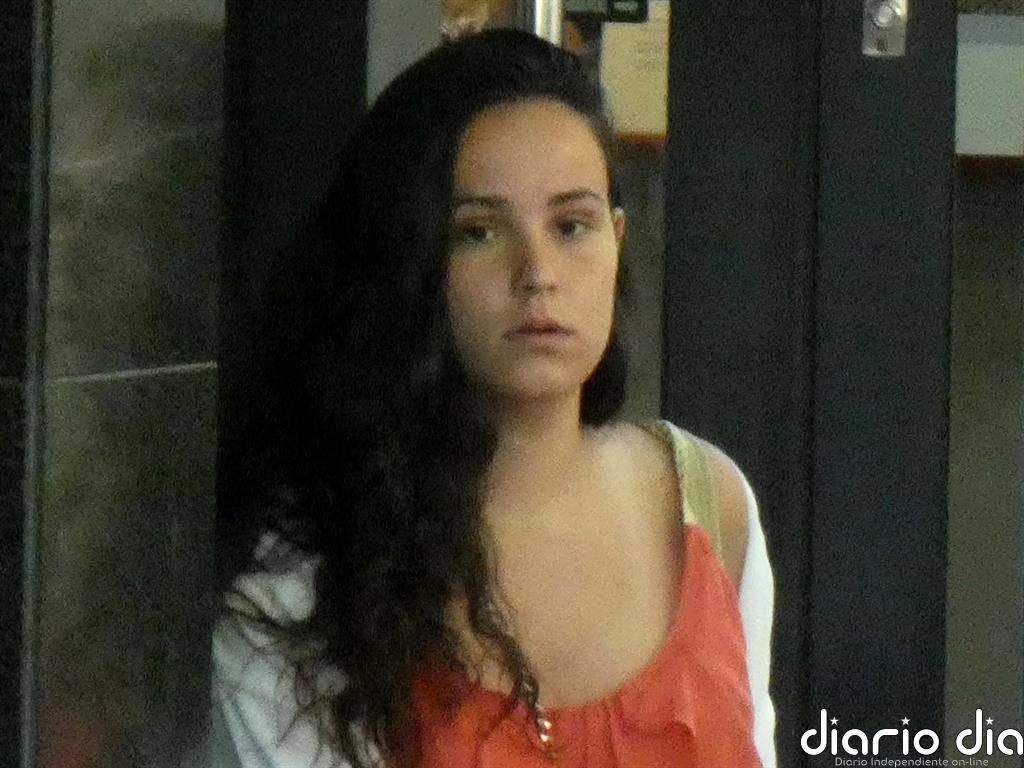 Carolina Monje, cabizbaja, guarda silencio el día del cumpleaños de Alex Lequio