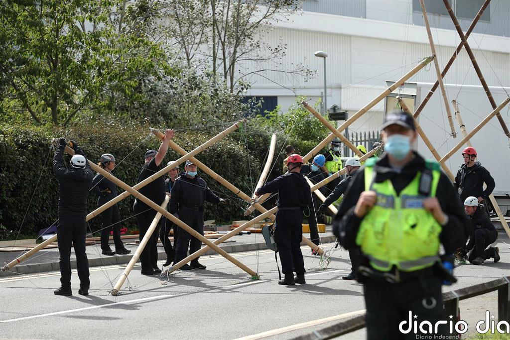 Activistas de Extinction Rebellion bloquean las imprentas del grupo de Murdoch