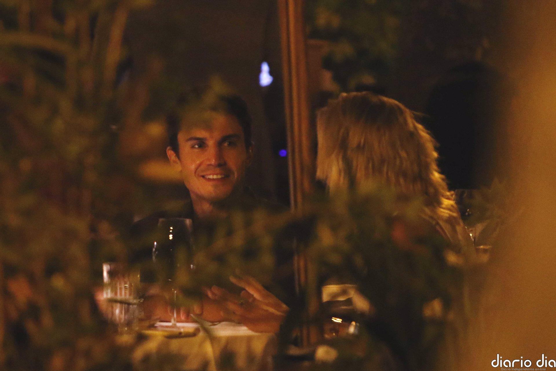 Álex González disfruta de una relajada cena