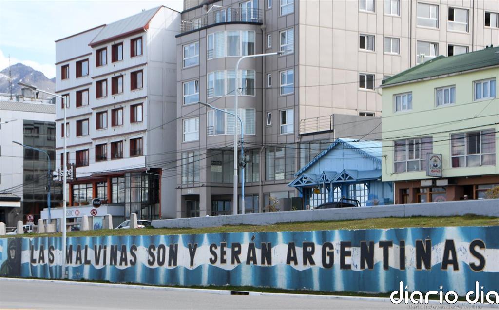 Argentina y Reino Unido acuerdan seguir identificando los soldados enterrados en fosas comunes en Malvinas