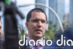 Arreaza tacha de "ilegales" las inhabilitaciones de Morales en Bolivia y Correa en Ecuador