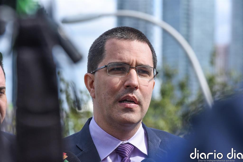 Arreaza tacha de "ilegales" las inhabilitaciones de Morales en Bolivia y Correa en Ecuador
