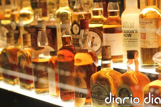Autenticar el whisky más caro con láser y sin abrir la botella Colección de botellas de whisky escocés