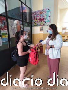 Ayuntamiento de Sevilla entrega 316 mochilas y materiales escolares a estudiantes de Primaria del Distrito Sur