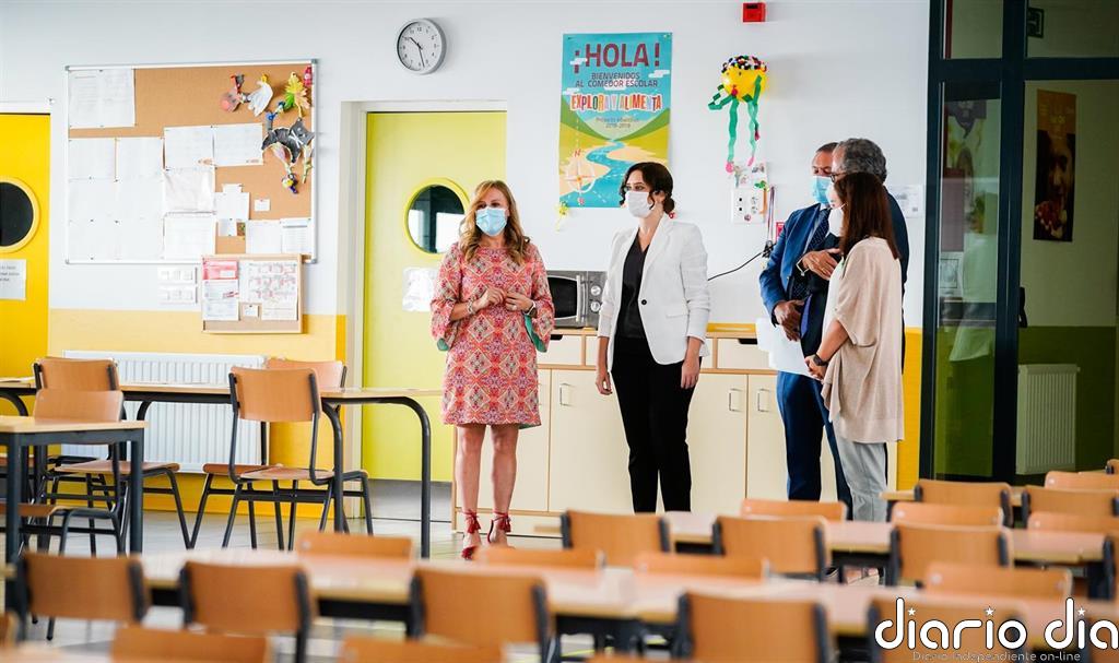 Ayuso, ante el curso escolar "más difícil": "No mandamos a los alumnos a una zona de riesgo, sino a un lugar seguro"