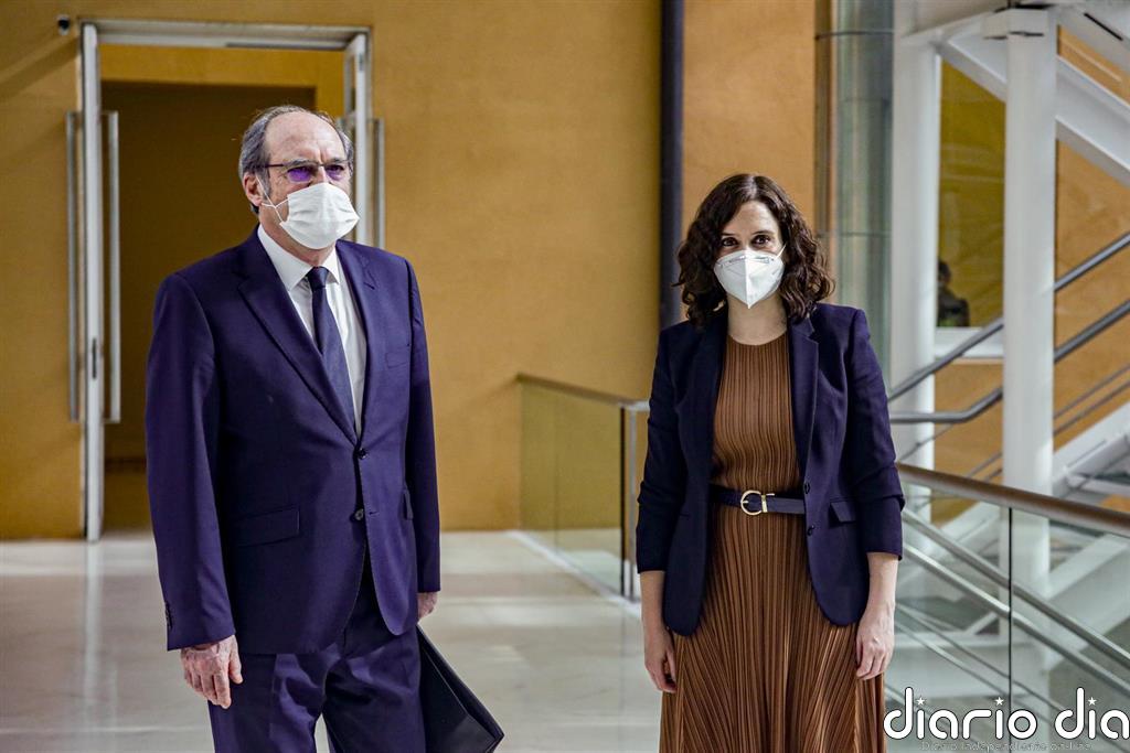 Ayuso se reúne hoy con Gabilondo y Monasterio para tratar la 'vuelta al cole'