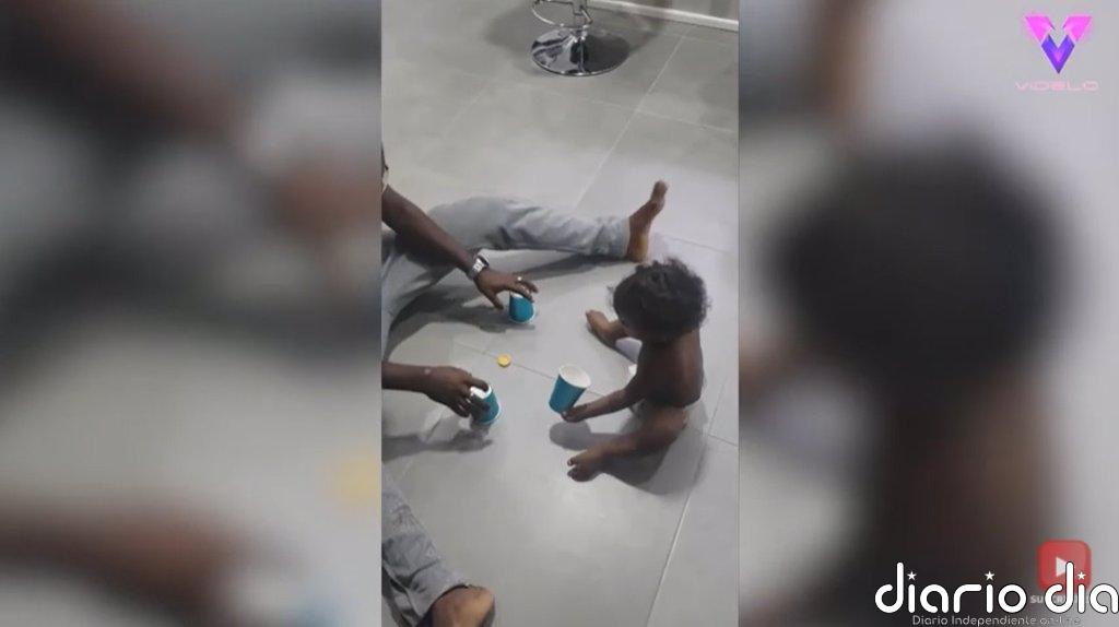 Bebé 1 - Papá 0: Un bebé de 1 año domina el juego del trile contra su padre en un vídeo que se ha hecho viral