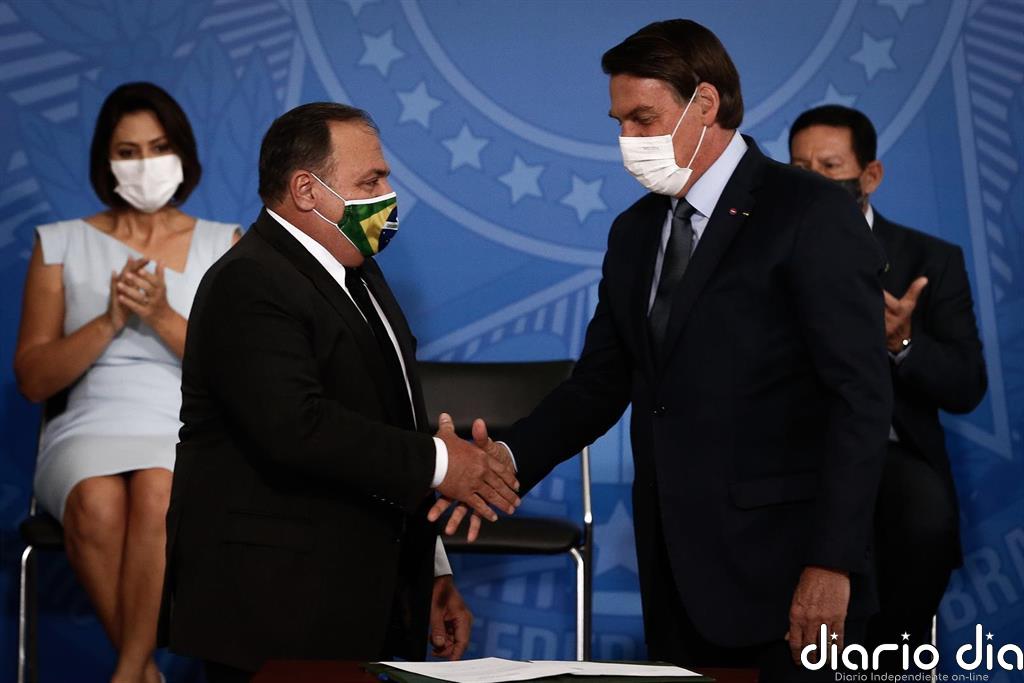 Bolsonaro dice en la investidura de su tercer ministro de Salud que las escuelas no debieron cerrarse