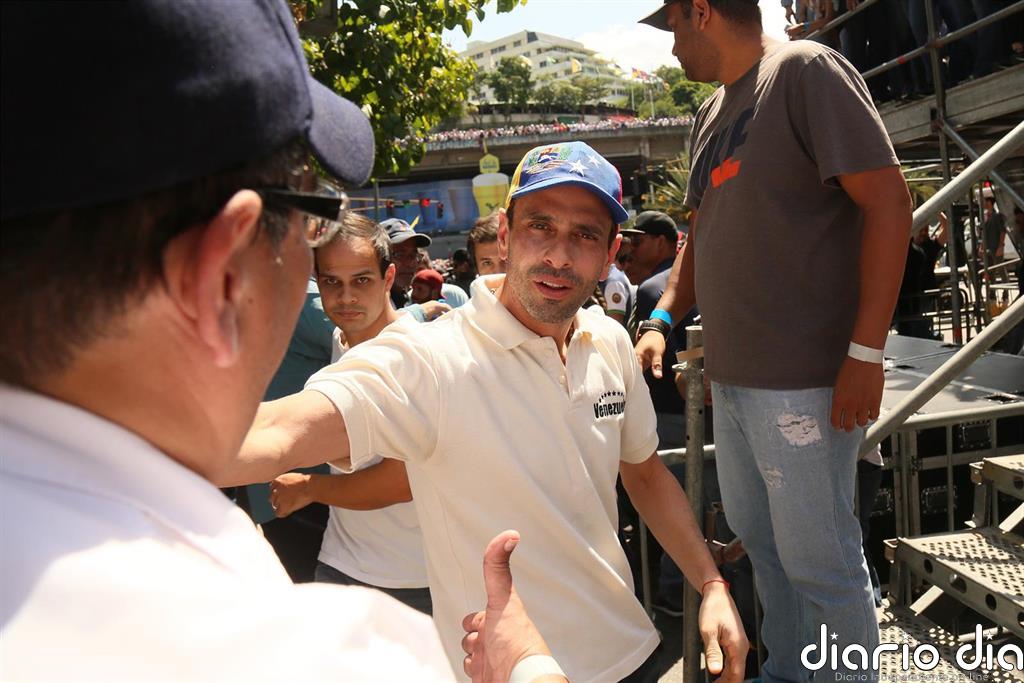 Capriles alega que no sabe si votará en diciembre, pero llama a "no claudicar sin haber peleado"