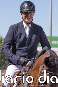 Cayetano Martínez de Irujo y Bárbara Mirján pasean su amor en el regreso del jinete al circuito