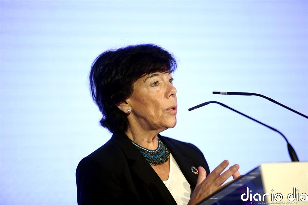 Celaá defiende que las escuelas son "seguras" pero advierte a las CCAA que deben cumplir con la contratación de docentes