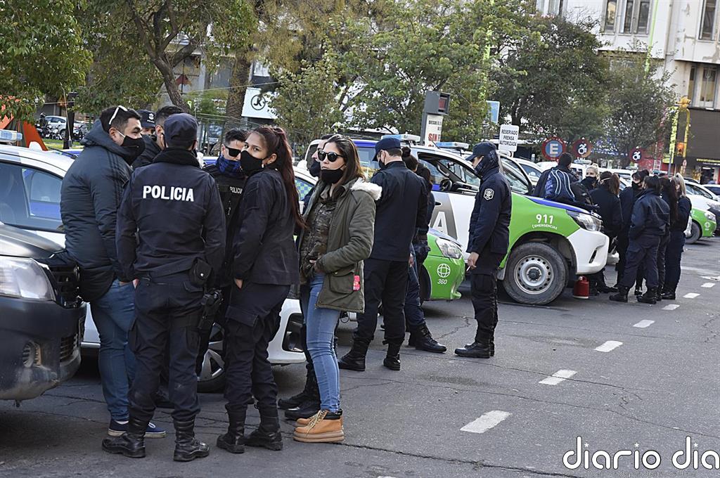 Cientos de policías protestan en Argentina para reclamar aumentos salariales y mejoras laborales