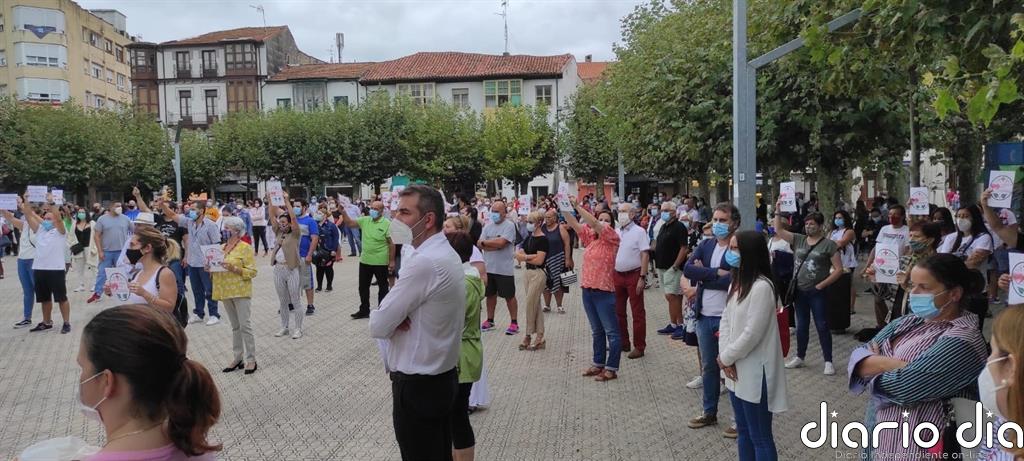 Cientos de vecinos reclaman en Santoña el retraso del inicio del curso escolar