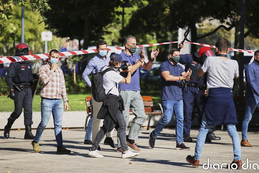 Cruzan contenedores y lanzan botellas y piedras contra la Ertzaintza por un acto de Vox en Santurtzi (Vizcaya)