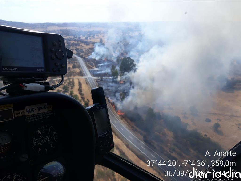 Declarado un incendio en Cabezas Rubias (Huelva) y movilizados 60 efectivos y diez aeronaves