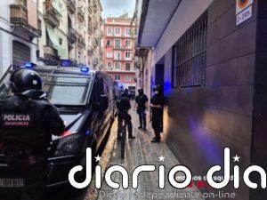 Desalojan un bloque de pisos turísticos ocupado por ladrones reincidentes en Barcelona