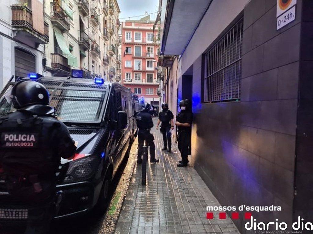 Desalojan un bloque de pisos turísticos ocupado por ladrones reincidentes en Barcelona