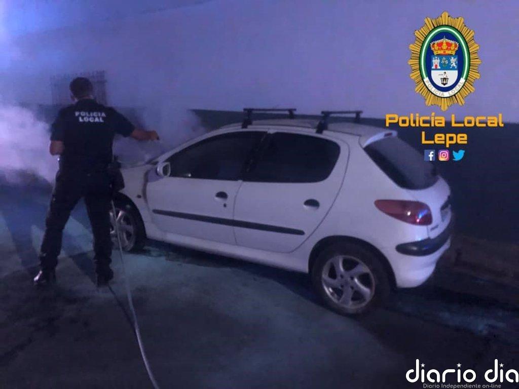 Detenido por rociar con gasolina a dos policías que extinguían el incendio de su vehículo en Lepe (Huelva)