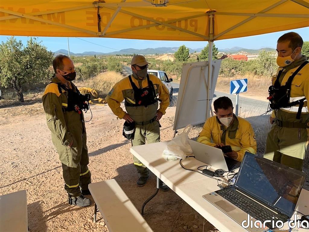 Efectivos de Infomur trabajan para extinguir el incendio de la Sierra de la Silla, ya estabilizado