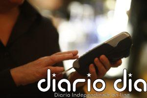 El aumento del gasto presencial con tarjeta se ralentizó en la segunda quincena de agosto, según BBVA