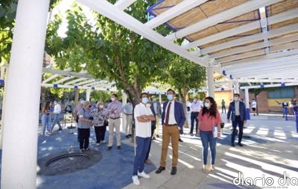 El barrio murciano de La Paz estrena una renovada pérgola de 375 metros cuadrados y un huerto escolar en calle Río Mundo