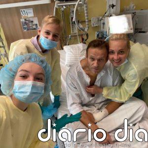 El entorno de Navalni sugiere que fue envenenado con una botella en la habitación de su hotel