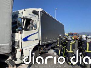 Atascos en la entrada a Madrid por la A-6 por la colisión sin heridos de dos camiones