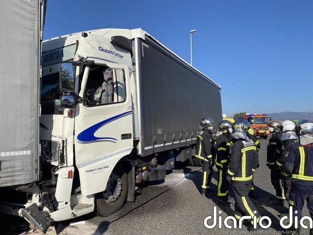 Atascos en la entrada a Madrid por la A-6 por la colisión sin heridos de dos camiones