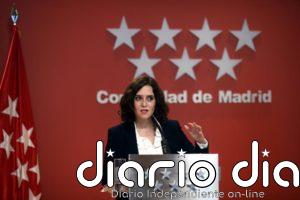 Ayuso sigue valorando si cerrar Madrid pero recomienda que los ciudadanos salgan "lo justo"