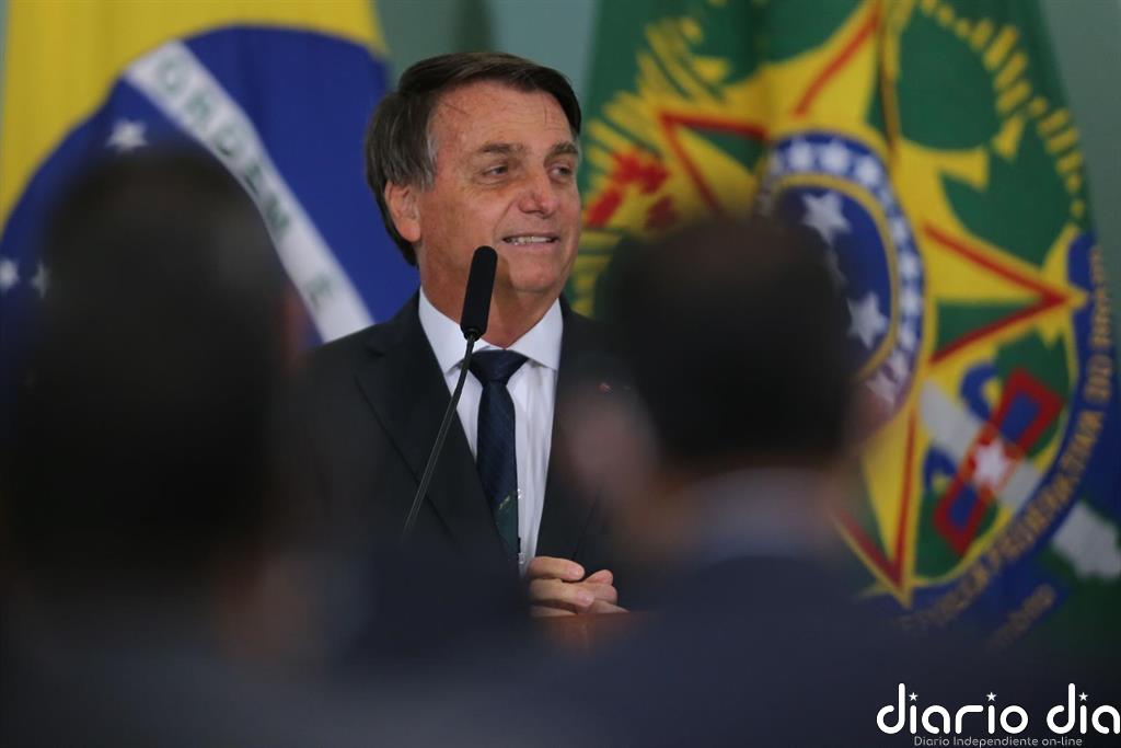 Bolsonaro dice que la pandemia se está "terminando" mientras Brasil roza las 160
