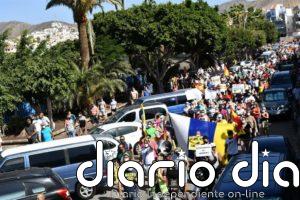 Cientos de personas se manifiestan en Arguineguín por la gestión de la crisis migratoria