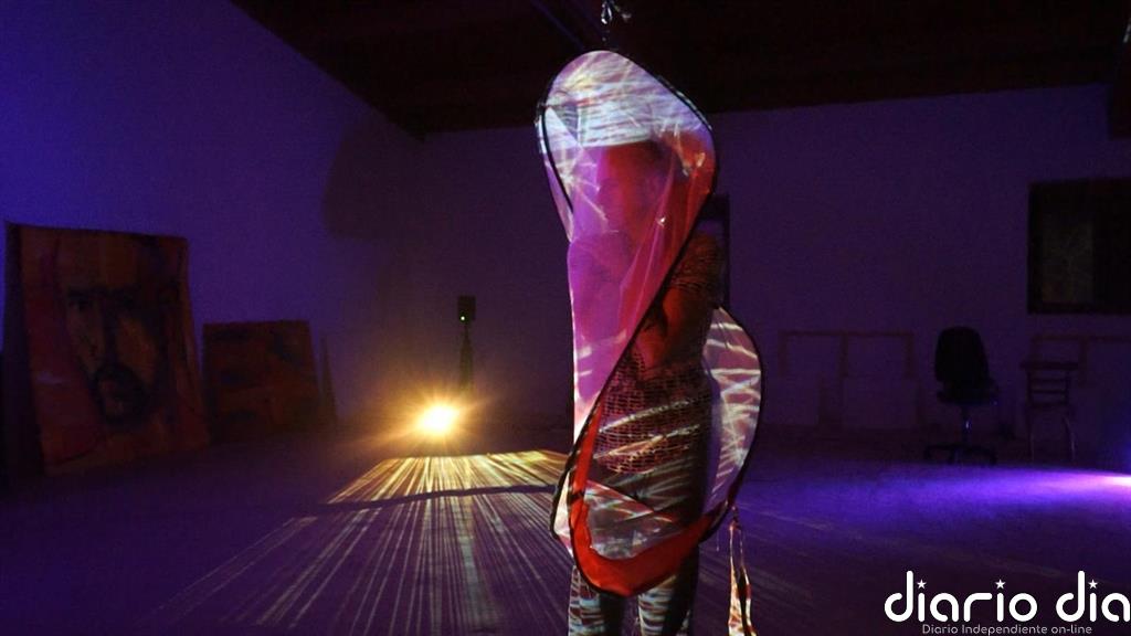 Cómo el arte y la tecnología reinventan la distancia social a través de los 'teleabrazos'