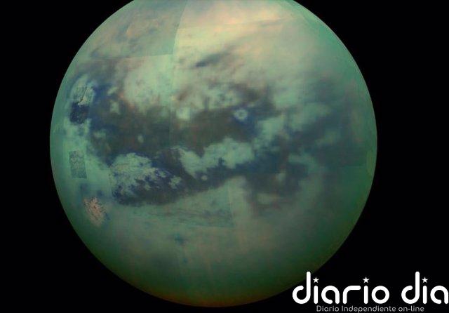 Descomposición en la superficie de Titán observada en cráteres Esta imagen compuesta muestra una vista infrarroja de la luna Titán de Saturno desde la nave espacial Cassini de la NASA, capturada en 2015