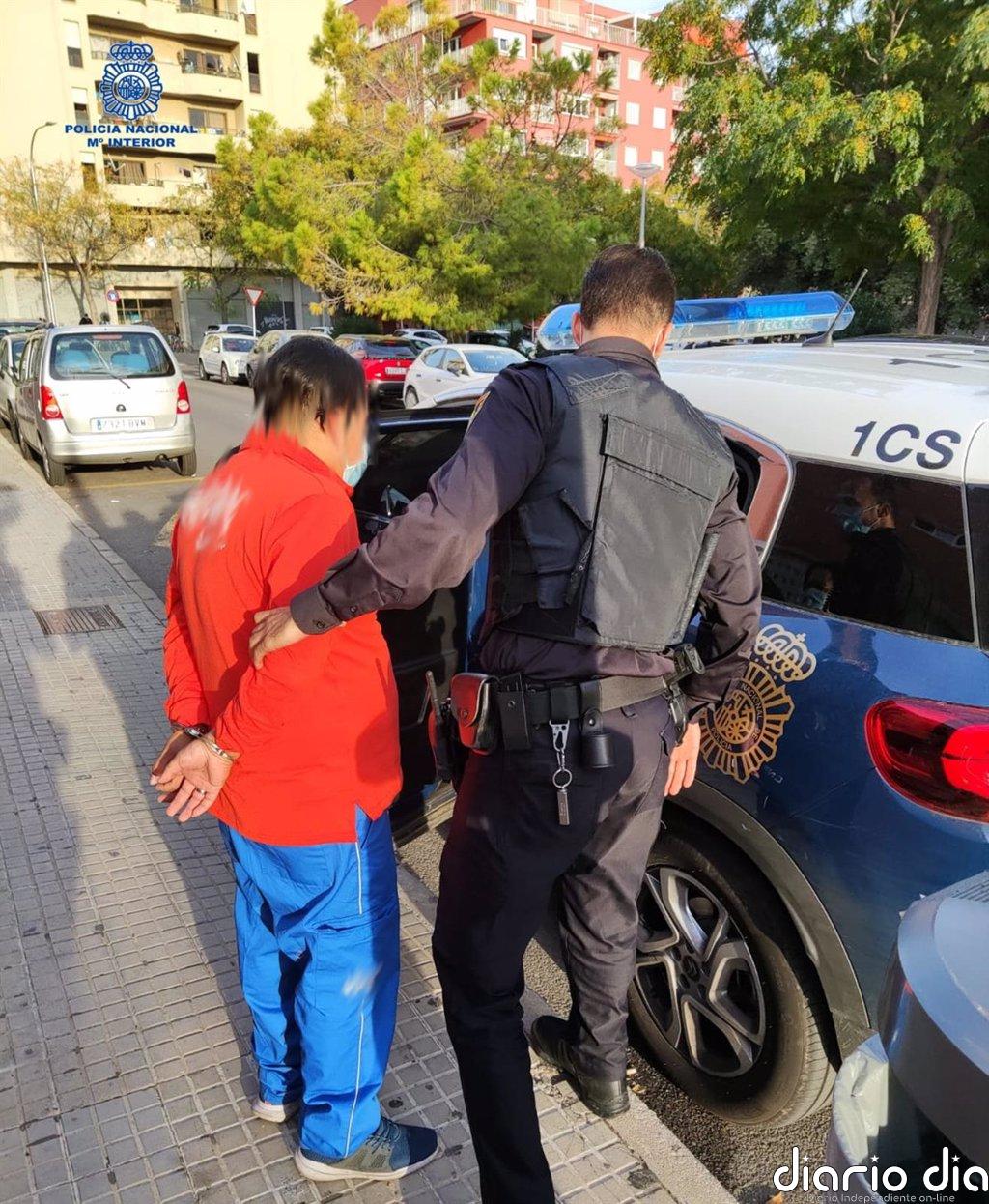 Detenido por retener en un domicilio de Palma a su pareja y a los familiares de ésta