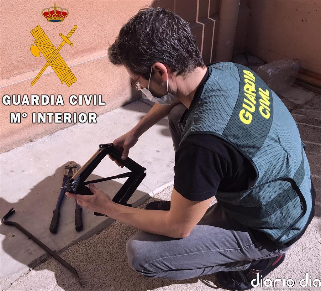 Detenidos dos adultos y una chica fugada de un centro de menores por el robo en cinco viviendas en Roquetas (Almería)