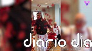 El hermano del novio sorprende llevando tutú y arrojando pétalos de flores en la boda de su hermano