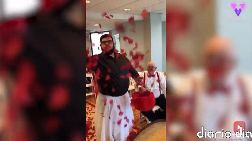 El hermano del novio sorprende llevando tutú y arrojando pétalos de flores en la boda de su hermano
