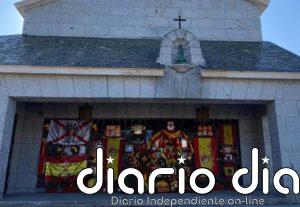 El panteón de Franco en Mingorrubio, decorado con banderas de España y flores por el Día de Todos los Santos