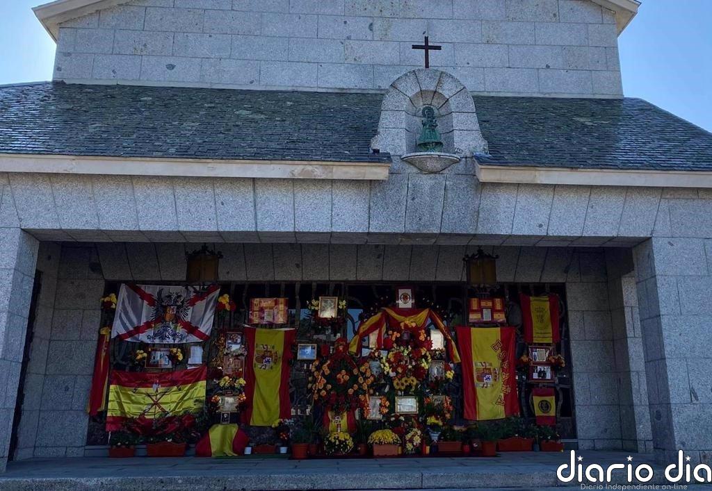 El panteón de Franco en Mingorrubio, decorado con banderas de España y flores por el Día de Todos los Santos