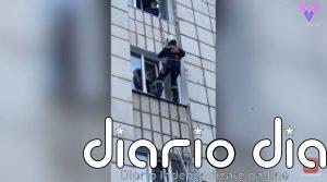 En Perm, Rusia, un bombero se cuelga por la fachada de un edificio para rescatar a un gato atascado en una ventana