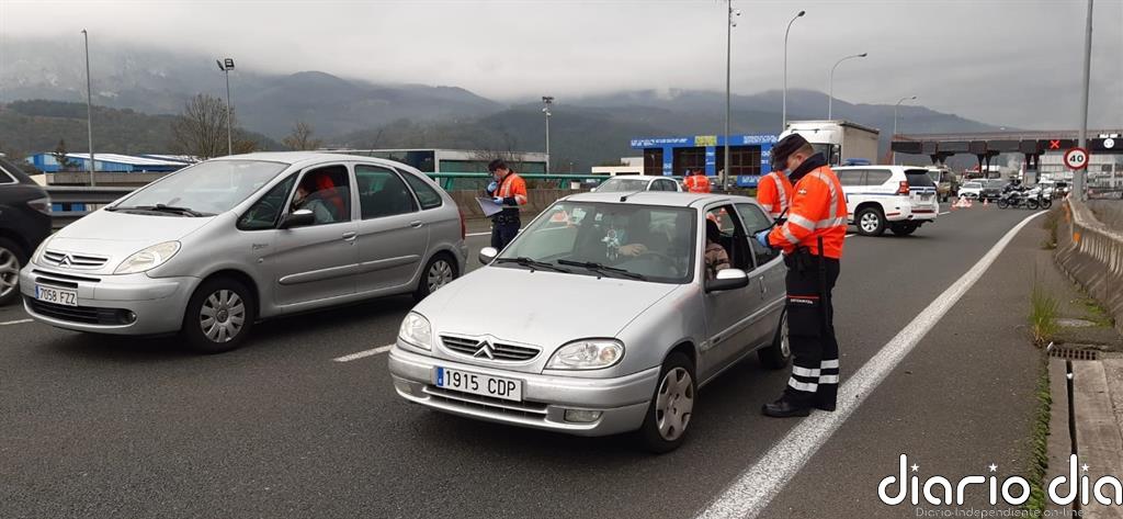 Ertzaintza y Policías Locales comienzan a realizar los primeros controles para vigilar el cumplimiento de restricciones