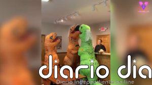 Esta pareja se casa disfrazada de dinosaurios