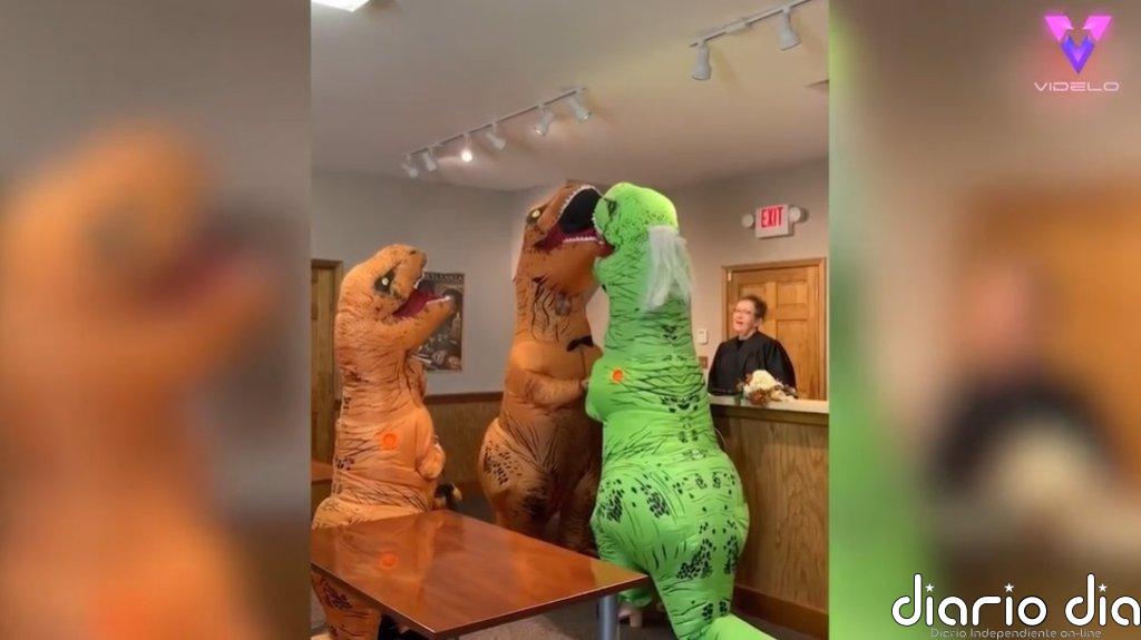 Esta pareja se casa disfrazada de dinosaurios
