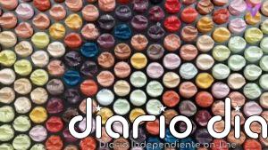 Este artista es conocido por los retratos fotorrealistas que crea inyectando pintura en plástico de burbujas