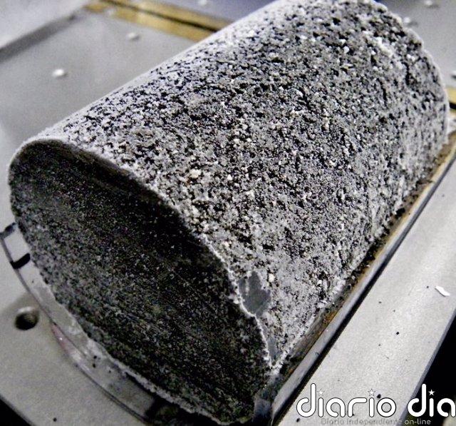 Hay tanta diversidad microbiana en el fondo marino como en tierra firme Un núcleo de sedimento ultracongelado que se congeló a bordo inmediatamente después de la toma de muestras para análisis microbiológico. El ADN se extrajo del núcleo congelado en una sala limpia.