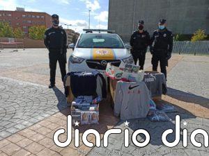 Incautadas en el mercadillo de Mérida 165 prendas de ropa de marcas falsificadas