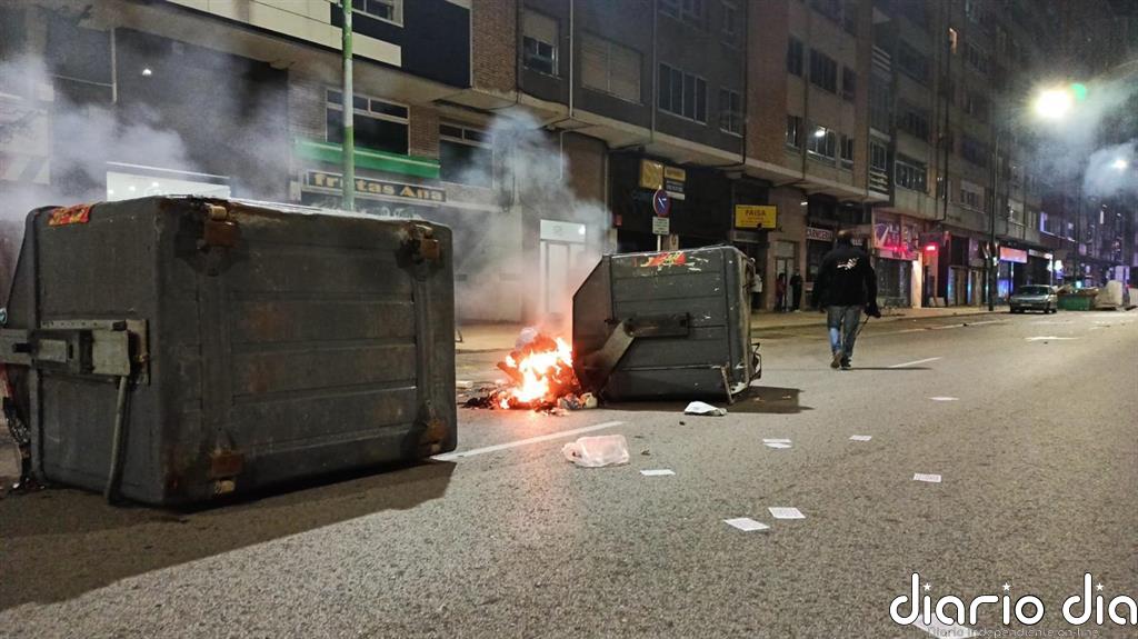 Incidentes en el barrio burgalés de Gamonal con quema de contenedores y protestas contra el toque de queda