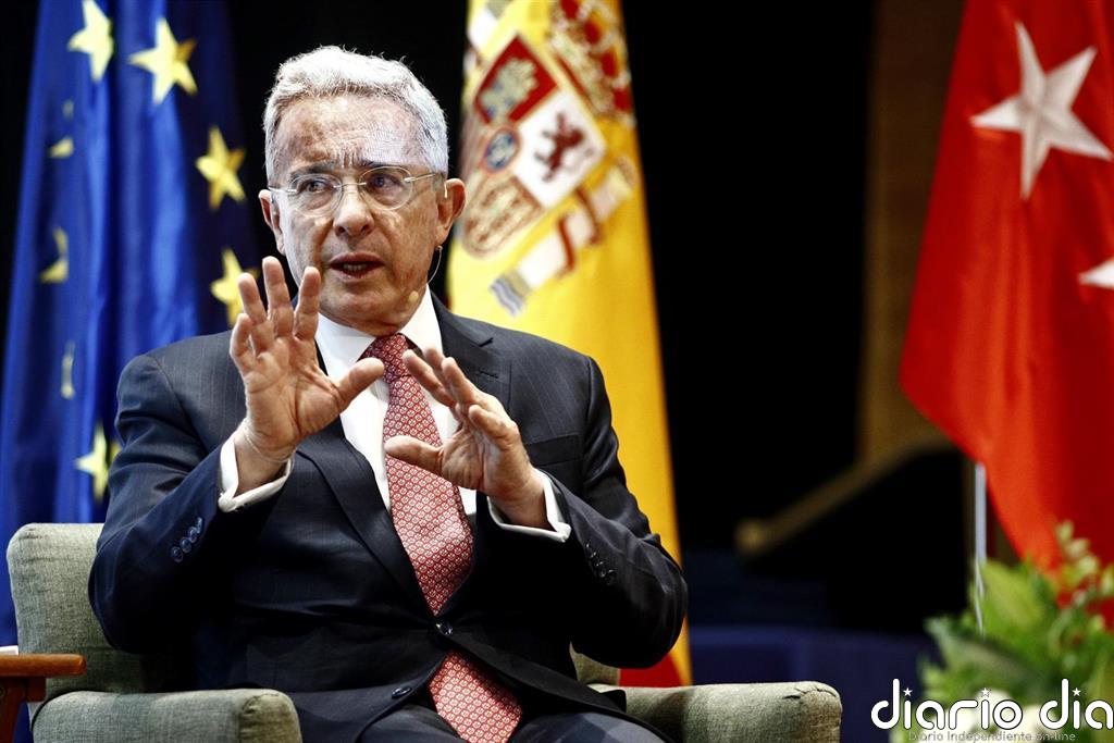 La Fiscalía de Colombia ratificará la acusación de soborno contra el abogado del expresidente Uribe